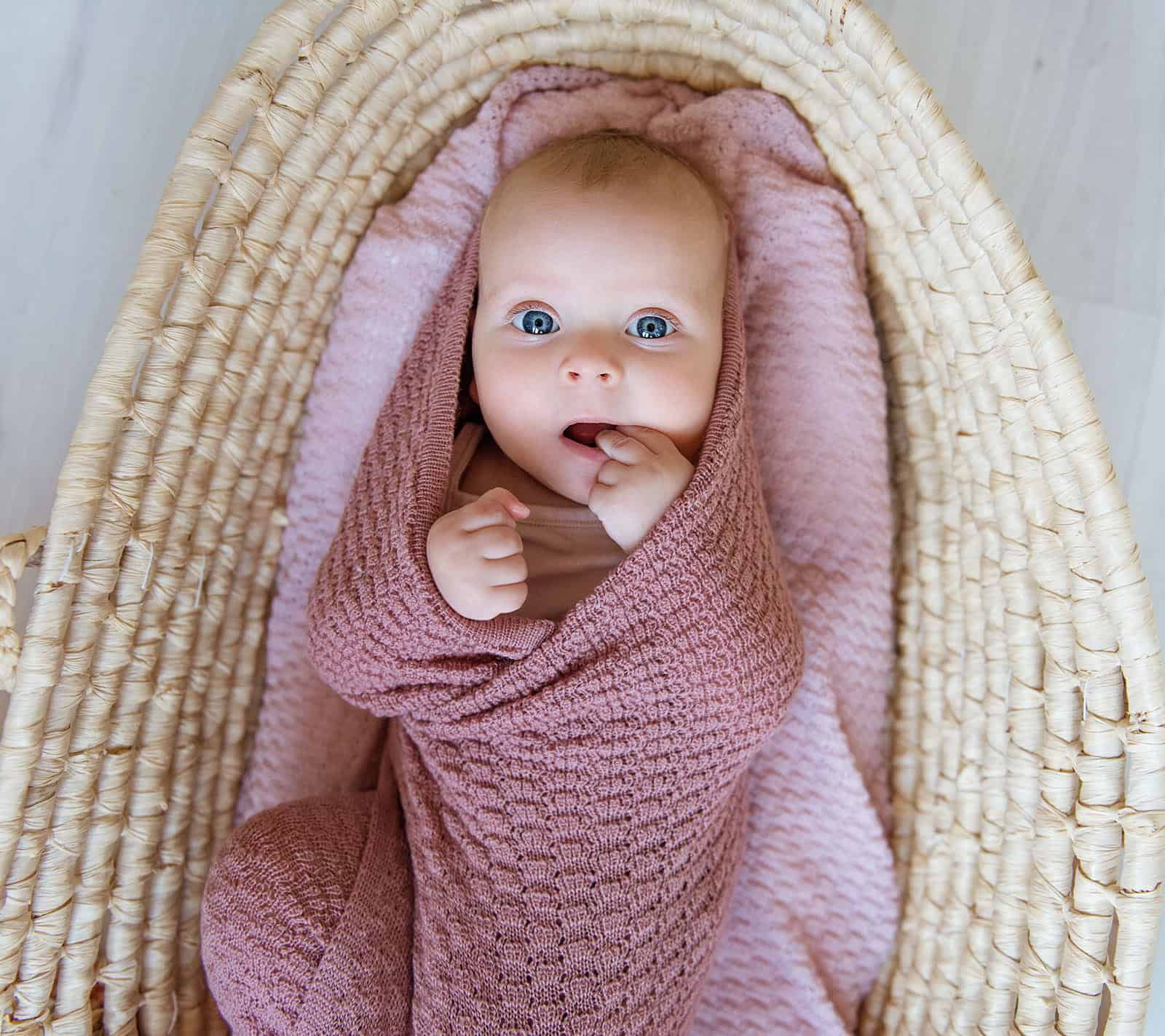 otulacz z wełny merino w kolorze piwoni od Lullalove