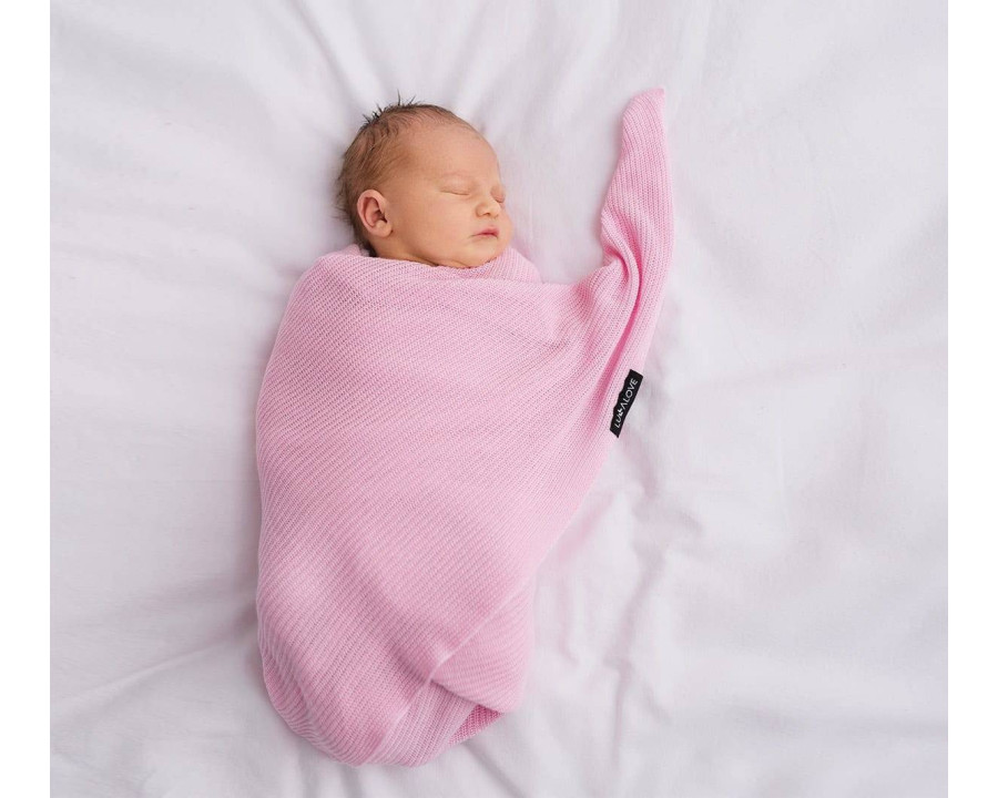 Spowijanie. Jak otulić noworodka do snu?